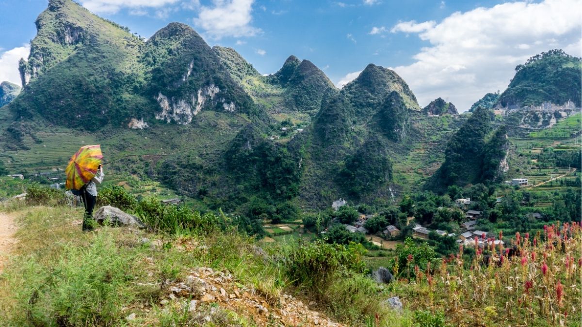 Phong cảnh Hà Giang nhìn từ cung đường đèo giữa núi đá