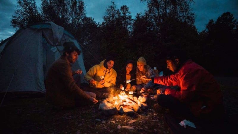 Đèn Pin Đội Đầu Dùng Để Trekking Và Cắm Trại: Đánh Giá & Cách Chọn 5 Các phụ kiện cắm trại ban đêm cần thiết